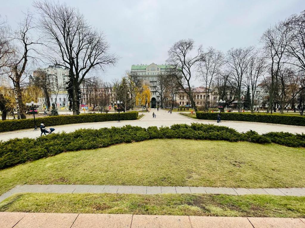 Amazing Tara'S Shevchenko Square Apartment Киев Екстериор снимка