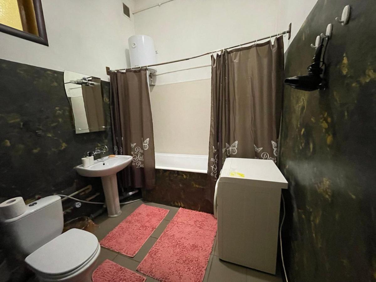 Amazing Tara'S Shevchenko Square Apartment Киев Екстериор снимка